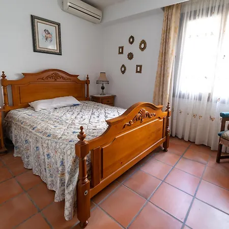 Comfortable Spacious Family House, Large Terrace And Garden, And Bars Apartment Torrevieja